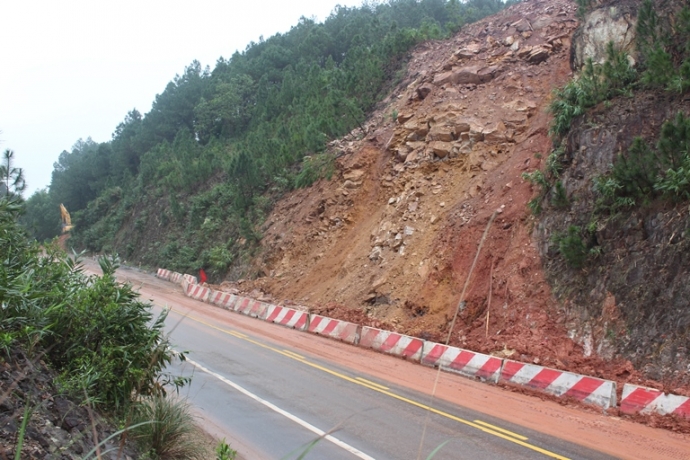 Vi- tri- sut- truot- nguy- hiem- tren- duong- tran