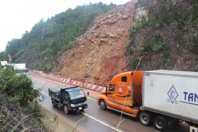 Vi- tri- sut- truot- nguy- hiem- tren- duong- tran