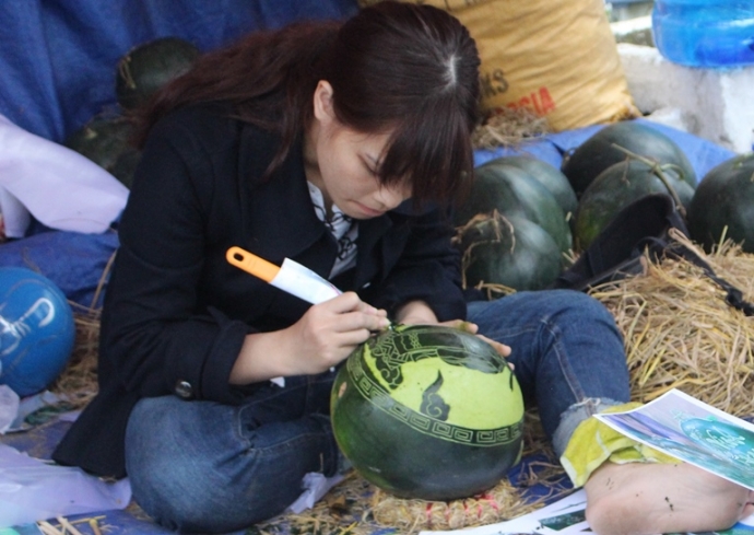 Thieu- nu- khac- dua- ong- do- khai- but- ben- cho