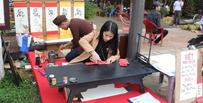 Thieu- nu- khac- dua- ong- do- khai- but- ben- cho