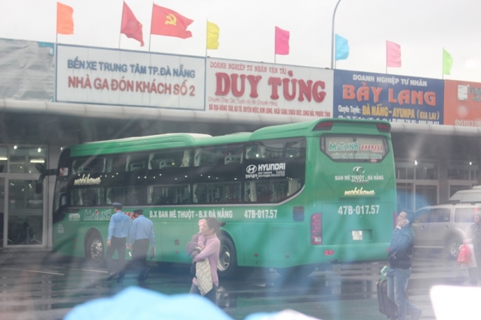 Xe- khach- Da- Nang- ra- Hue- chieu- 28- Tet- day-