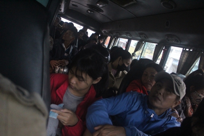 Xe- khach- Da- Nang- ra- Hue- chieu- 28- Tet- day-