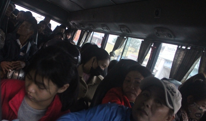 Xe- khach- Da- Nang- ra- Hue- chieu- 28- Tet- day-