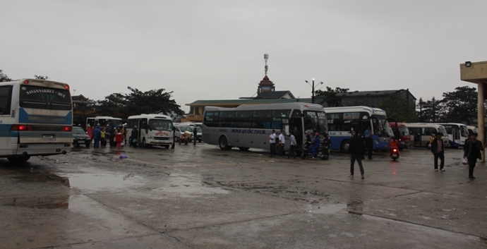 Xe- khach- Da- Nang- ra- Hue- chieu- 28- Tet- day-