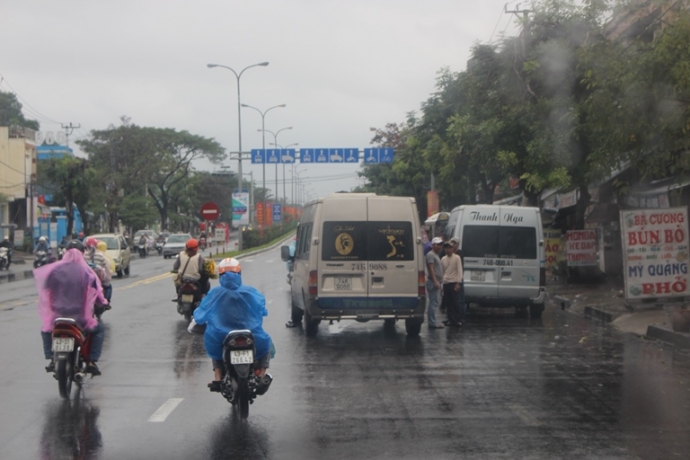 Xe- khach- Da- Nang- ra- Hue- chieu- 28- Tet- day-