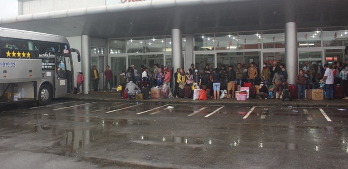 Xe- khach- Da- Nang- ra- Hue- chieu- 28- Tet- day-