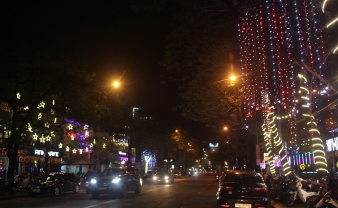 Co- do- Hue- ruc- ro- sac- mau- don- Xuan- Dinh- D