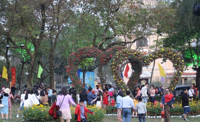 Mung- 3- Tet- cong- vien- hoa- co- do- Hue- dong-