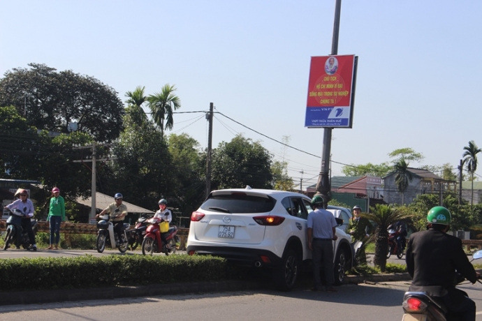 Xe- Mazda- 5- cho- treo- dai- phan- cach- hon- cha