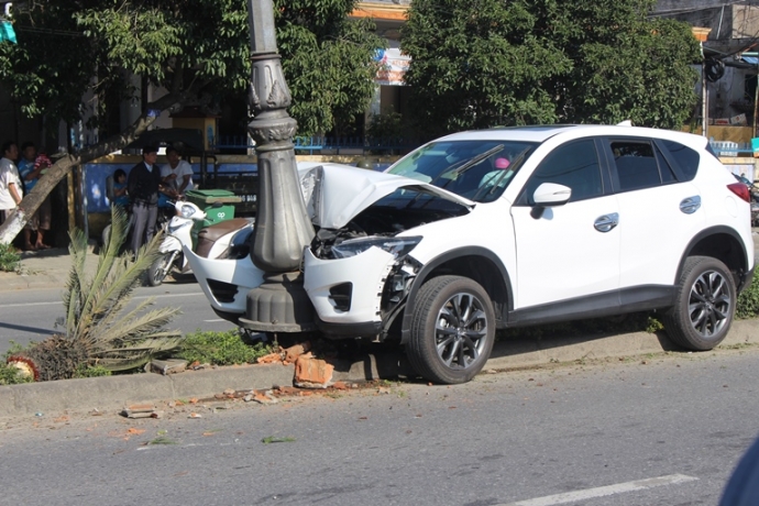 Xe- Mazda- 5- cho- treo- dai- phan- cach- hon- cha