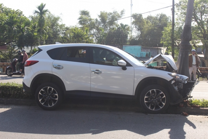 Xe- Mazda- 5- cho- treo- dai- phan- cach- hon- cha