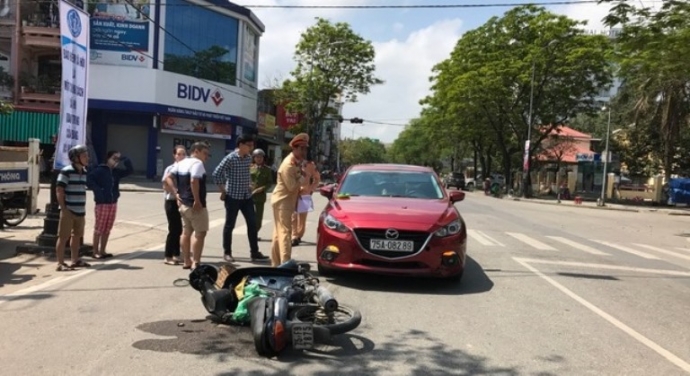 Nguoi- phu- nu- di- xe- may- bi- o- to- 5- cho- da