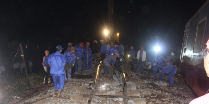 Trang- dem- cuu- ho- som- thong- tuyen- duong- sat