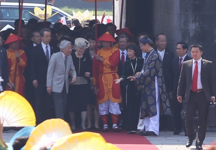 Nha- vua- Nhat- Ban- tham- Dai- noi- nha- luu- nie