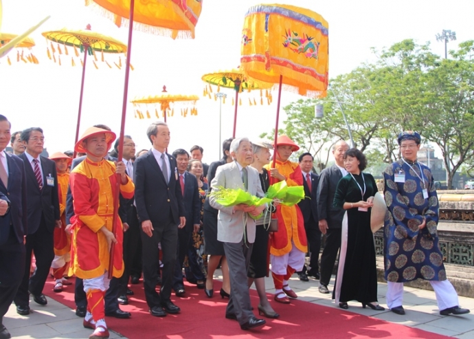 Nha- vua- Nhat- Ban- cam- kich- truoc- su- tiep- d