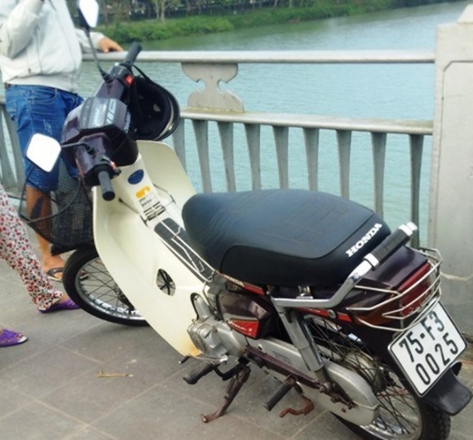 Nguoi- dan- ong- bo- lai- xe- may- roi- bat- ngo- 