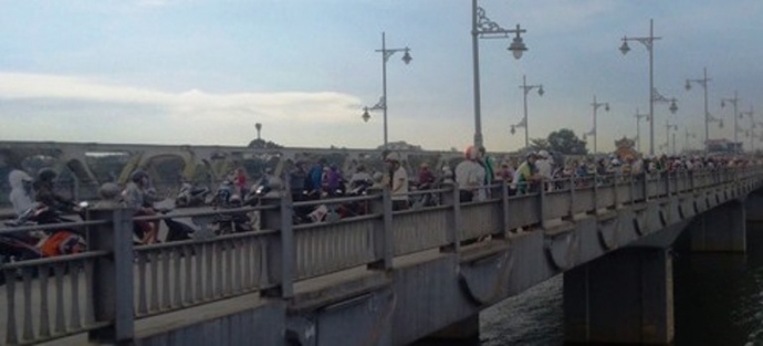 Nguoi- dan- ong- bo- lai- xe- may- roi- bat- ngo- 