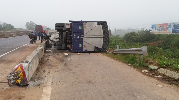 Xe- tai- rung- banh- truoc- lat- nhao- dau- cau- v