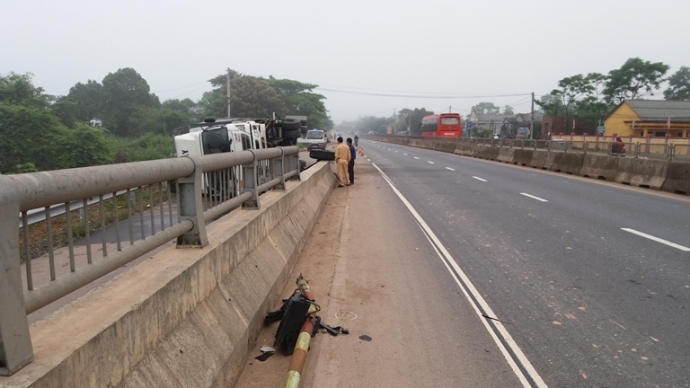 Xe- tai- rung- banh- truoc- lat- nhao- dau- cau- v