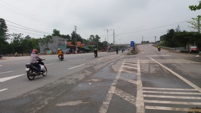 Xe- ben- dam- xe- may- thanh- nien- ban- quan- ao-