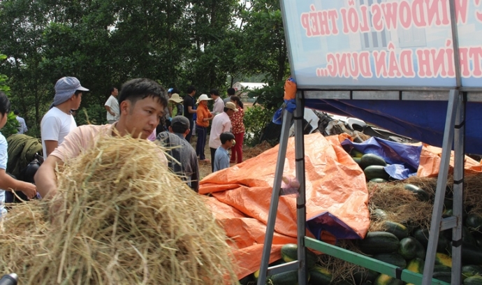 Clip- Dan- giup- tai- xe- giai- cuu- dua- hau- tre