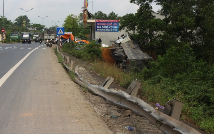 Xe- tai- cho-dua- hau- dam- guc- ho- lan- lat- nha