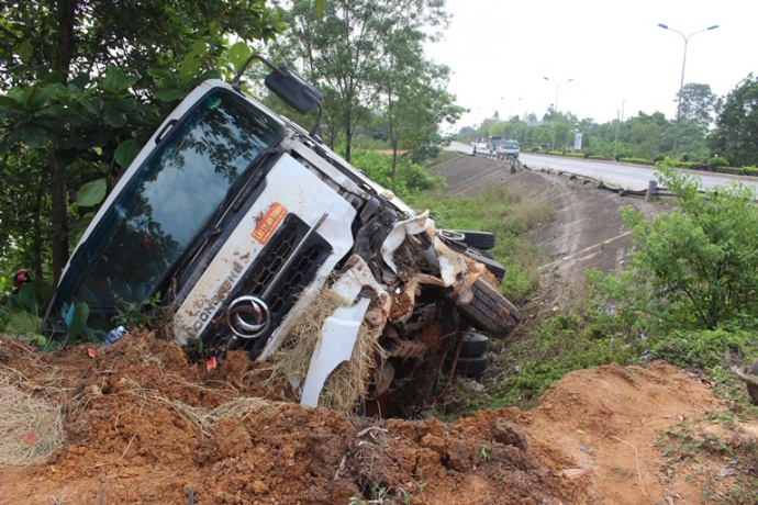 Xe- tai- cho-dua- hau- dam- guc- ho- lan- lat- nha