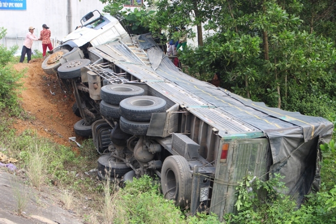 Xe- tai- cho-dua- hau- dam- guc- ho- lan- lat- nha