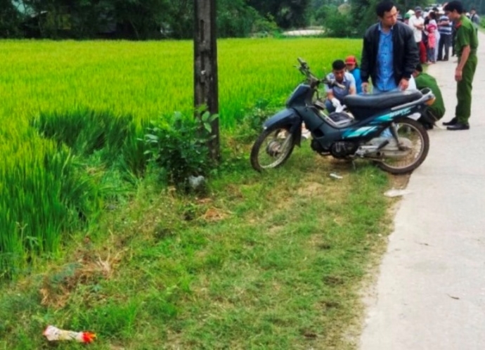 Xe- may- dam- coc- tieu- vang- xuong- ruong- nguoi