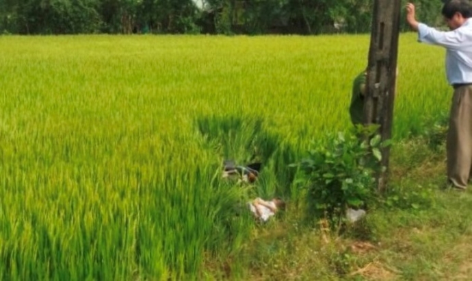 Xe- may- dam- coc- tieu- vang- xuong- ruong- nguoi