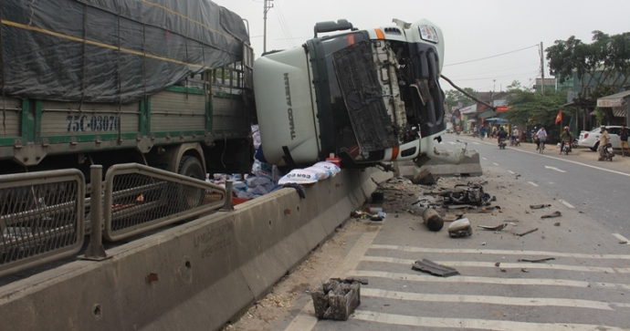 Xe- tai- rung- banh- lat- nhao- vat- ngang- dai- p