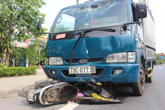 Xe- tai- leo- via- he- QL1- tong- nguoi- phu- nu-