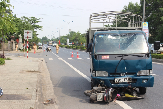 Xe- tai- leo- via- he- QL1- tong- nguoi- phu- nu-