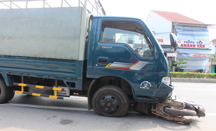 Xe- tai- leo- via- he- QL1- tong- nguoi- phu- nu-