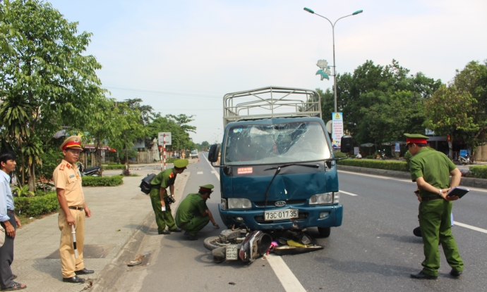 Xe- tai- leo- via- he- QL1- tong- nguoi- phu- nu-