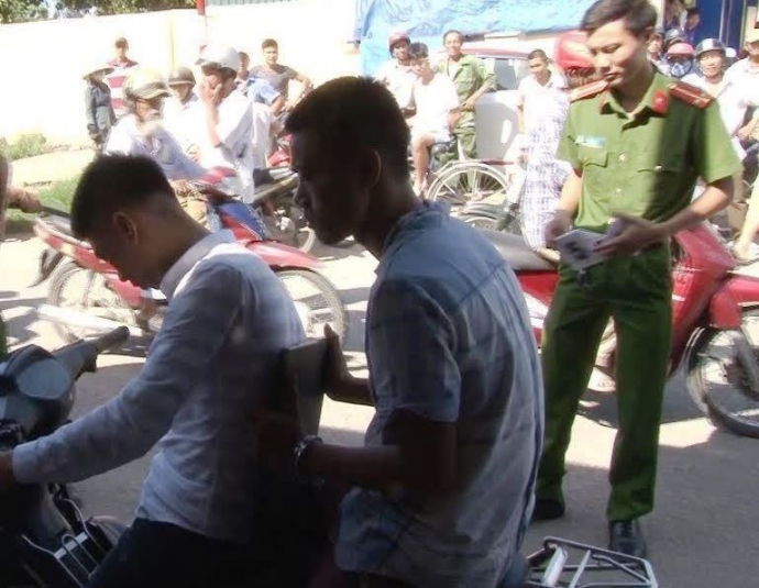 Khoi- to- bat- 2- thanh- nien- cuop- giat- laptop-