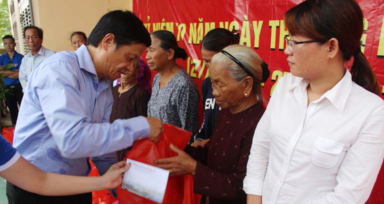 Trao- tang- hon- 100- suat- qua- cho- gia- dinh- c