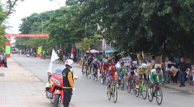 VDV- Quan- khu- 7- ve- Nhat- chang- dua- quanh- Th