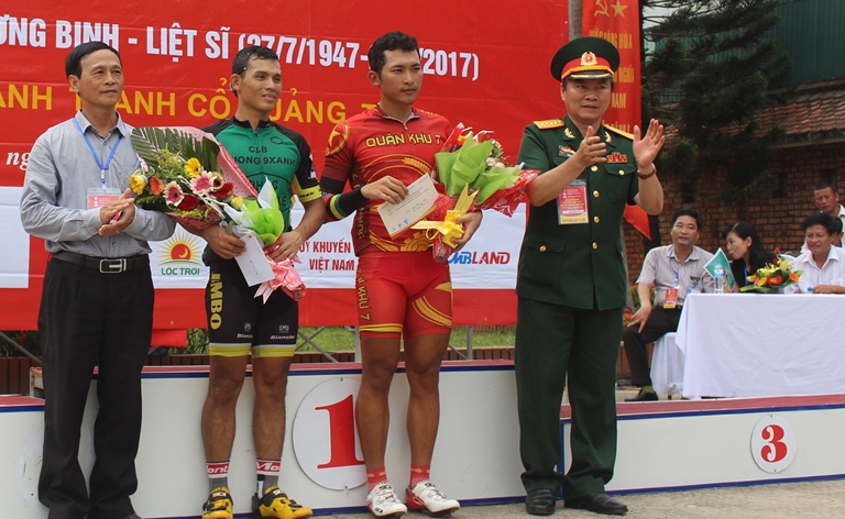 VDV- Quan- khu- 7- ve- Nhat- chang- dua- quanh- Th