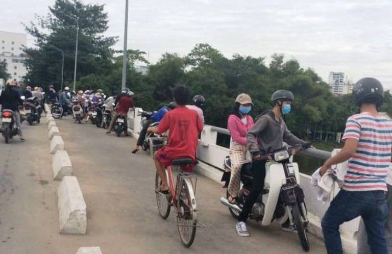 Nam- thanh- nien- bo- xe- tren- cau- roi- gieo- mi