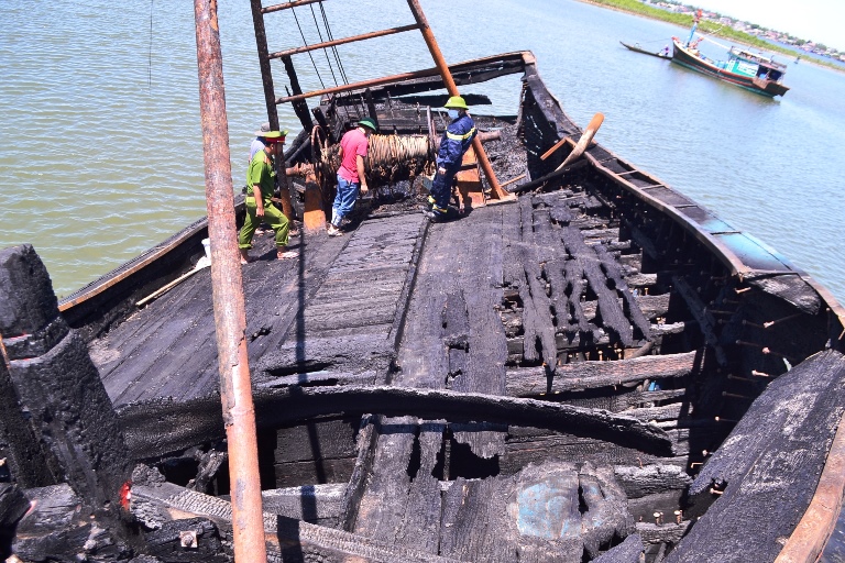 2- tau- ca- bat- ngo- bung- chay- trong- dem- thie