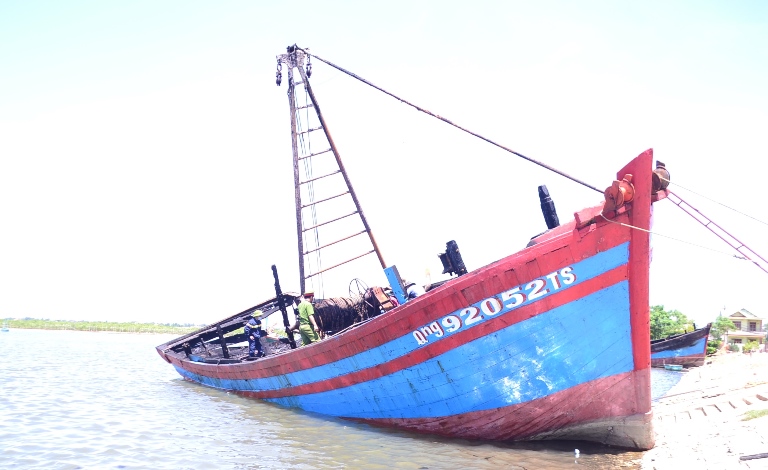 2- tau- ca- bat- ngo- bung- chay- trong- dem- thie