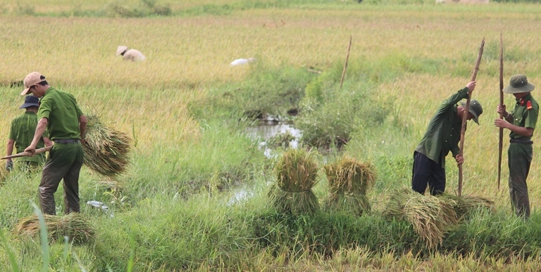 Xuc- dong- hinh- anh- Cong- an- loi- bun- gat- gan