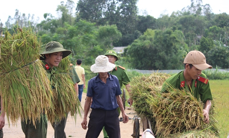 Xuc- dong- hinh- anh- Cong- an- loi- bun- gat- gan