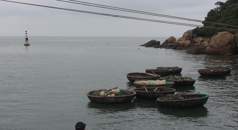 Ngan- chan- nguoi dan-dat- day- ro-can- luong- tau