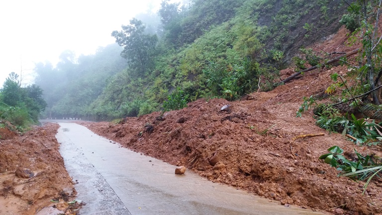 Sut- truot- duong- HCM- qua- Hue- O- to- chua- qua