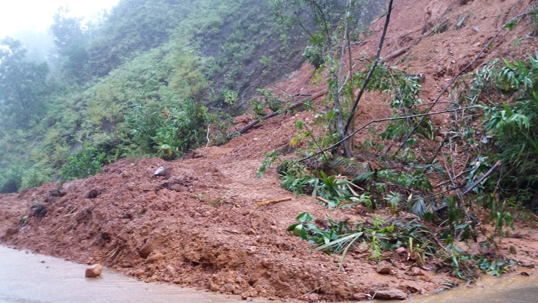 Sut- truot- duong- HCM- qua- Hue- O- to- chua- qua