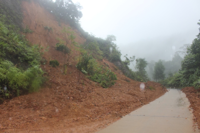 Sut- truot- duong- HCM- qua- Hue- O- to- chua- qua