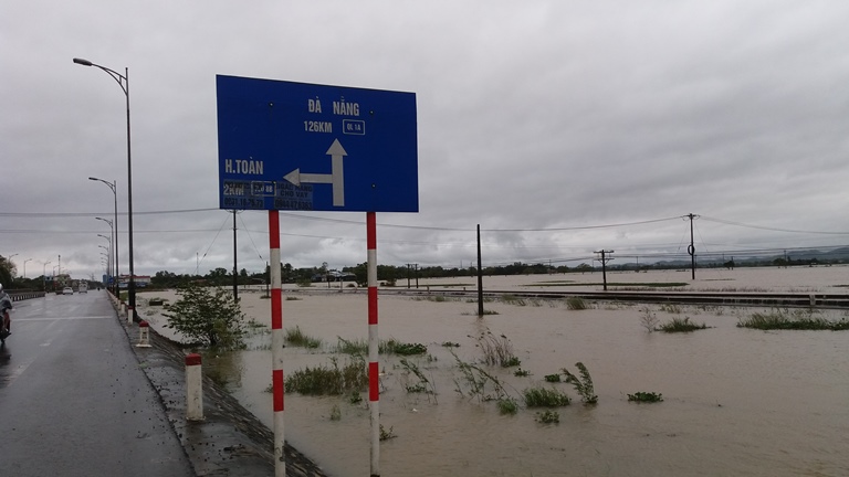 Nuoc- lu- chay- tran- duong- sat- Bac- Nam- phia- 