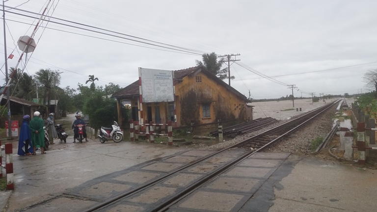 Nuoc- lu- chay- tran- duong- sat- Bac- Nam- phia- 